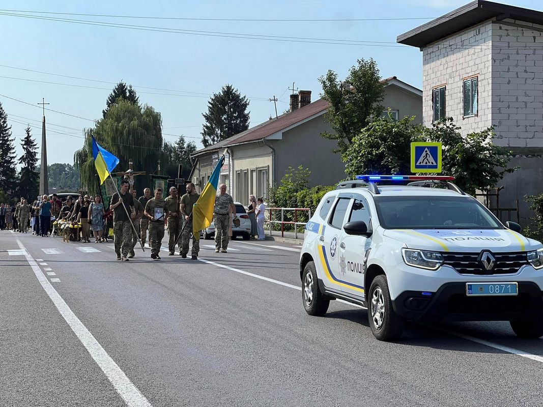 Громада Отинії провела в останню дорогу воїна Василя Назарука 5