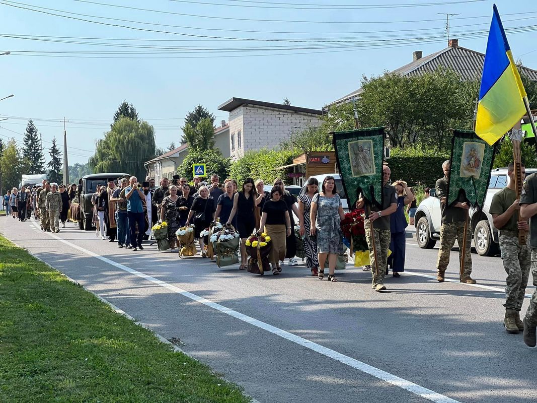 Громада Отинії провела в останню дорогу воїна Василя Назарука 4