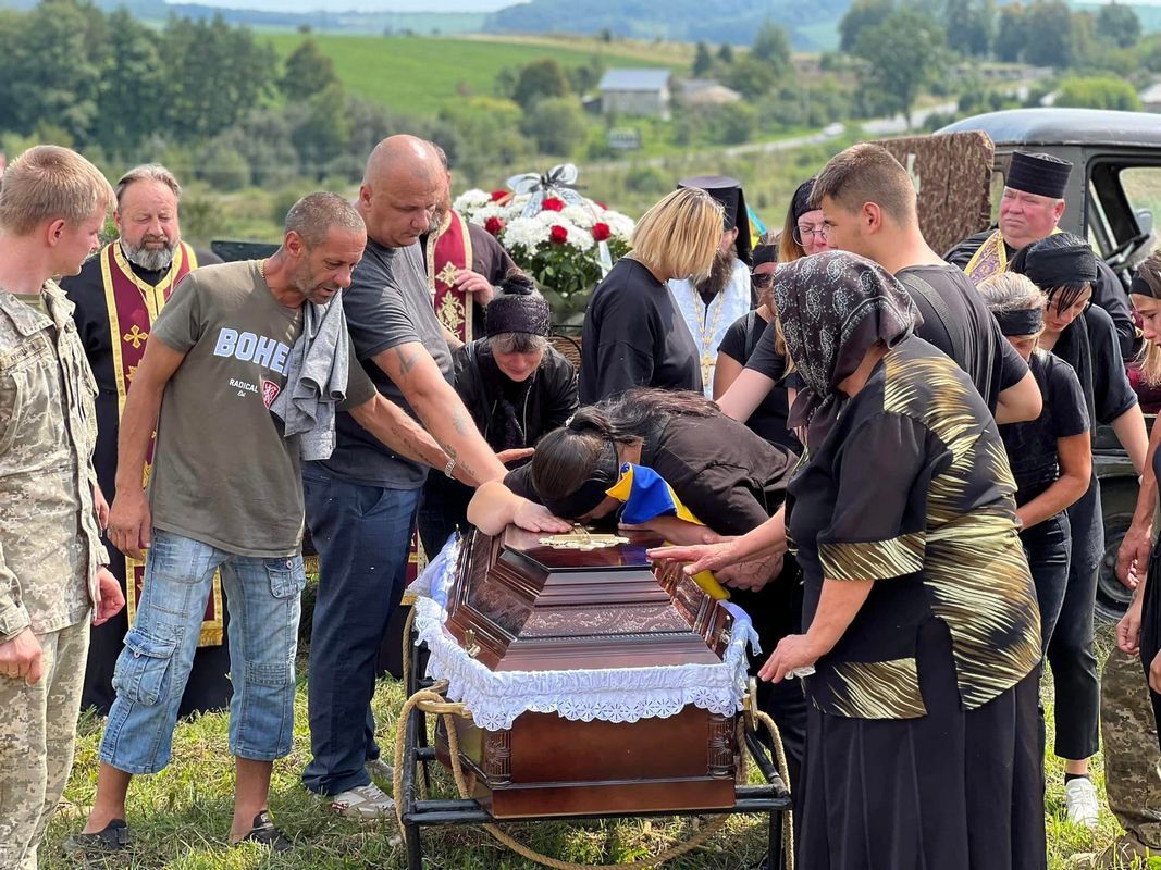 Громада Отинії провела в останню дорогу воїна Василя Назарука 7