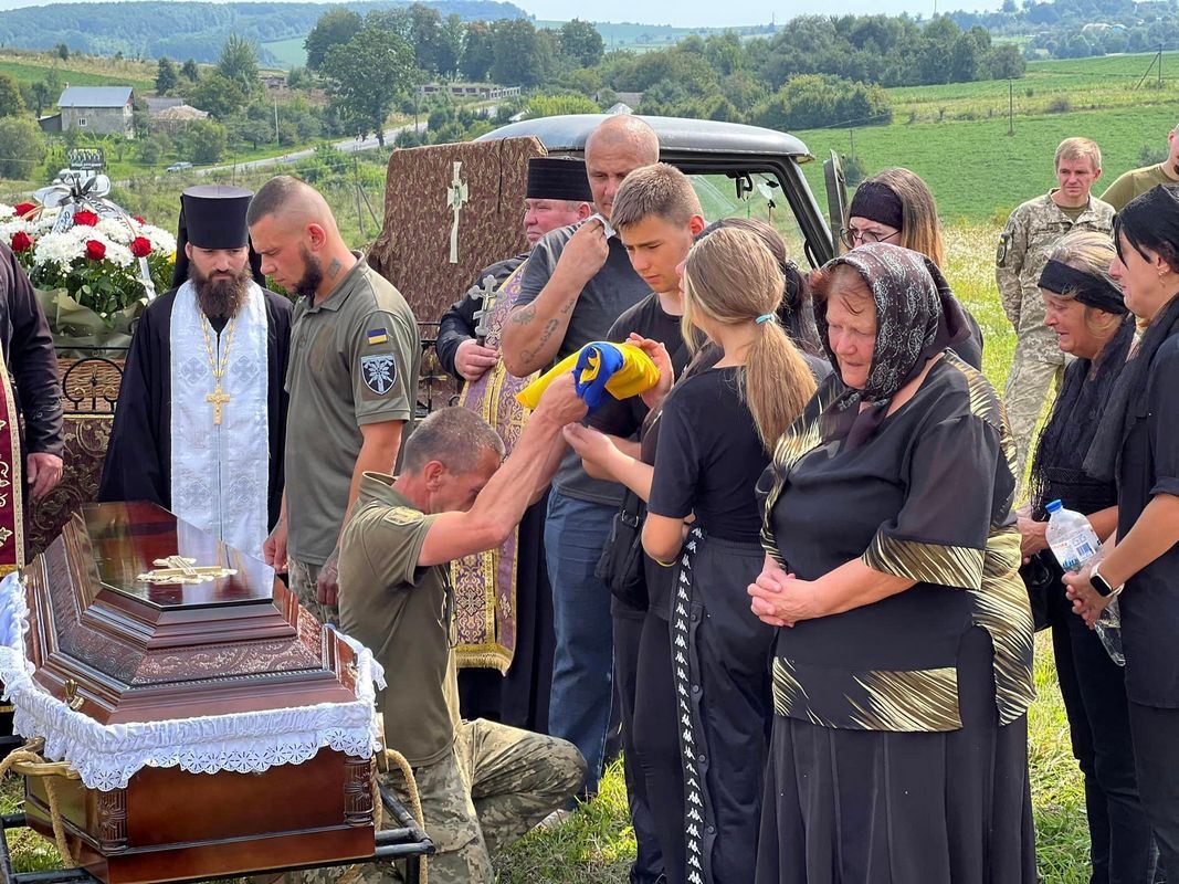 Громада Отинії провела в останню дорогу воїна Василя Назарука 6