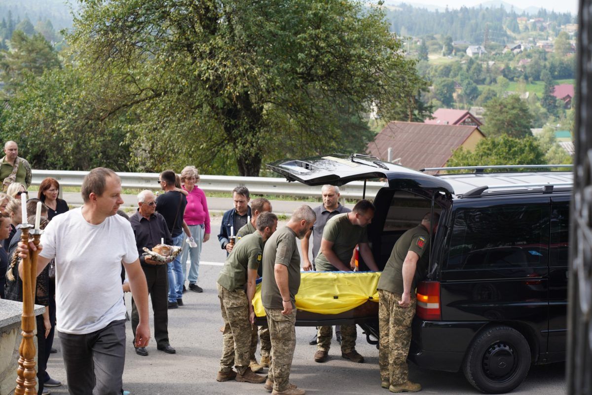 Ворохта попрощалась із загиблим бійцем Юрієм Проданюком 2