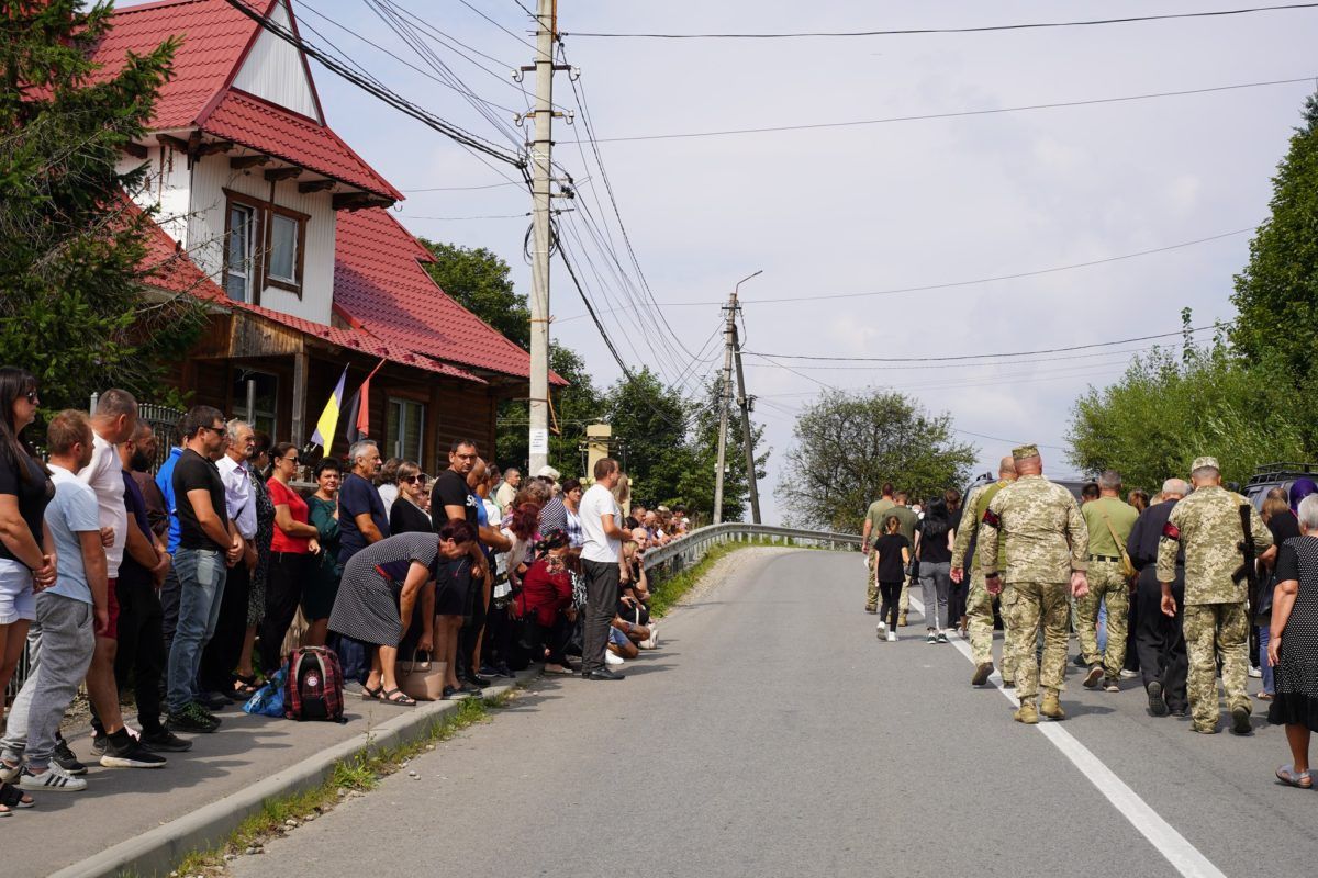 Ворохта попрощалась із загиблим бійцем Юрієм Проданюком 3