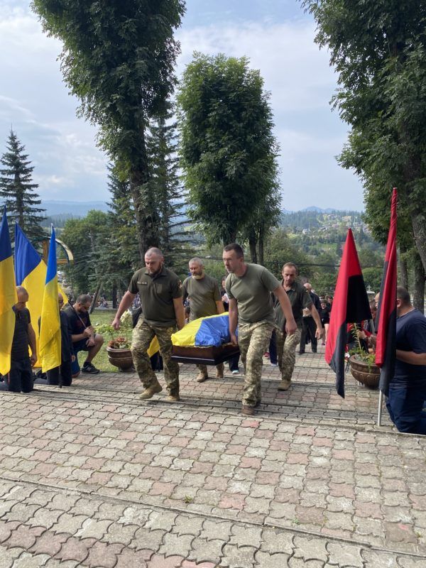 Ворохта попрощалась із загиблим бійцем Юрієм Проданюком 4