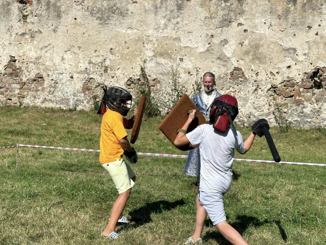 На Надвірнянщині відбувся благодійний фестиваль у стилі середньовіччя для допомоги ЗСУ 4