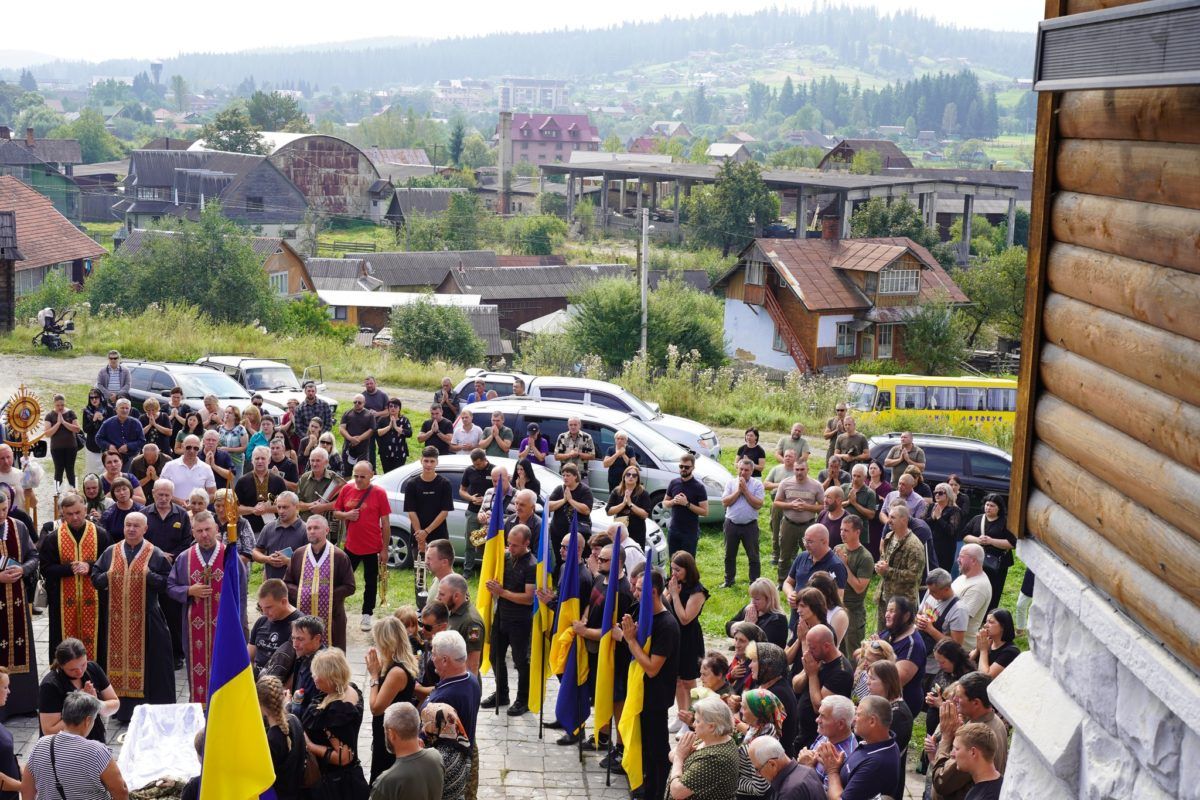 Ворохта попрощалась із загиблим бійцем Юрієм Проданюком 5