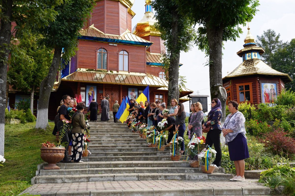 Ворохта попрощалась із загиблим бійцем Юрієм Проданюком 7