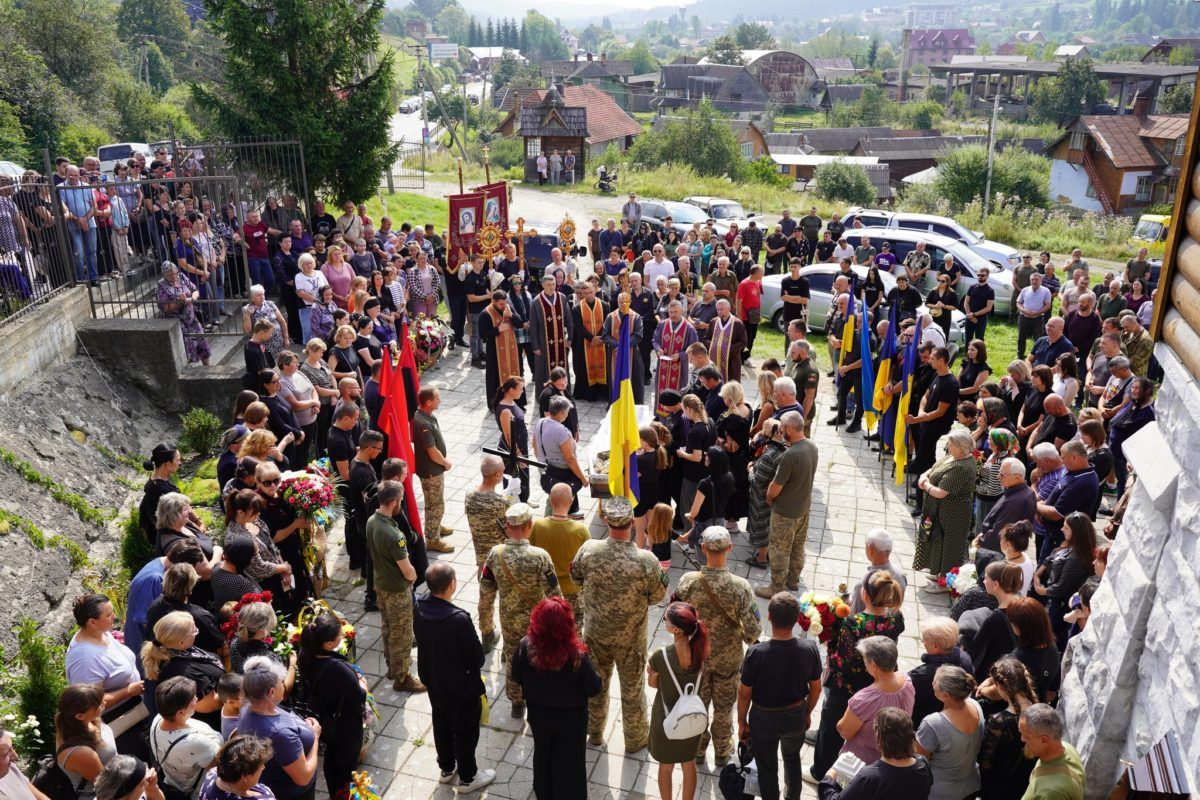 Ворохта попрощалась із загиблим бійцем Юрієм Проданюком 8