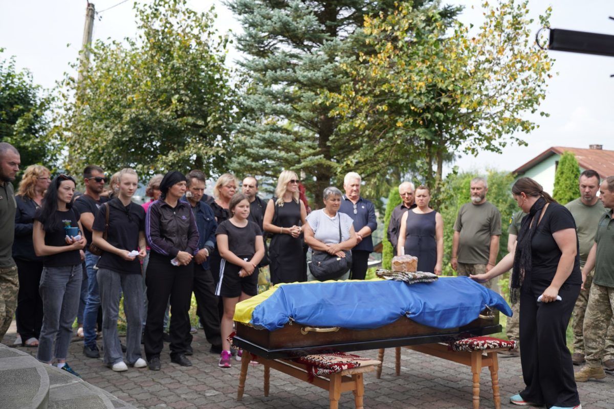 Ворохта попрощалась із загиблим бійцем Юрієм Проданюком 10