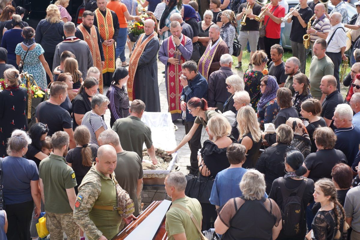Ворохта попрощалась із загиблим бійцем Юрієм Проданюком 11