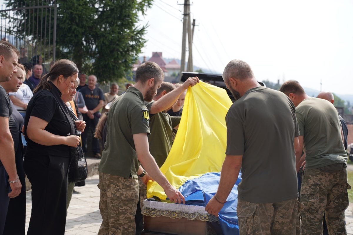 Ворохта попрощалась із загиблим бійцем Юрієм Проданюком 12