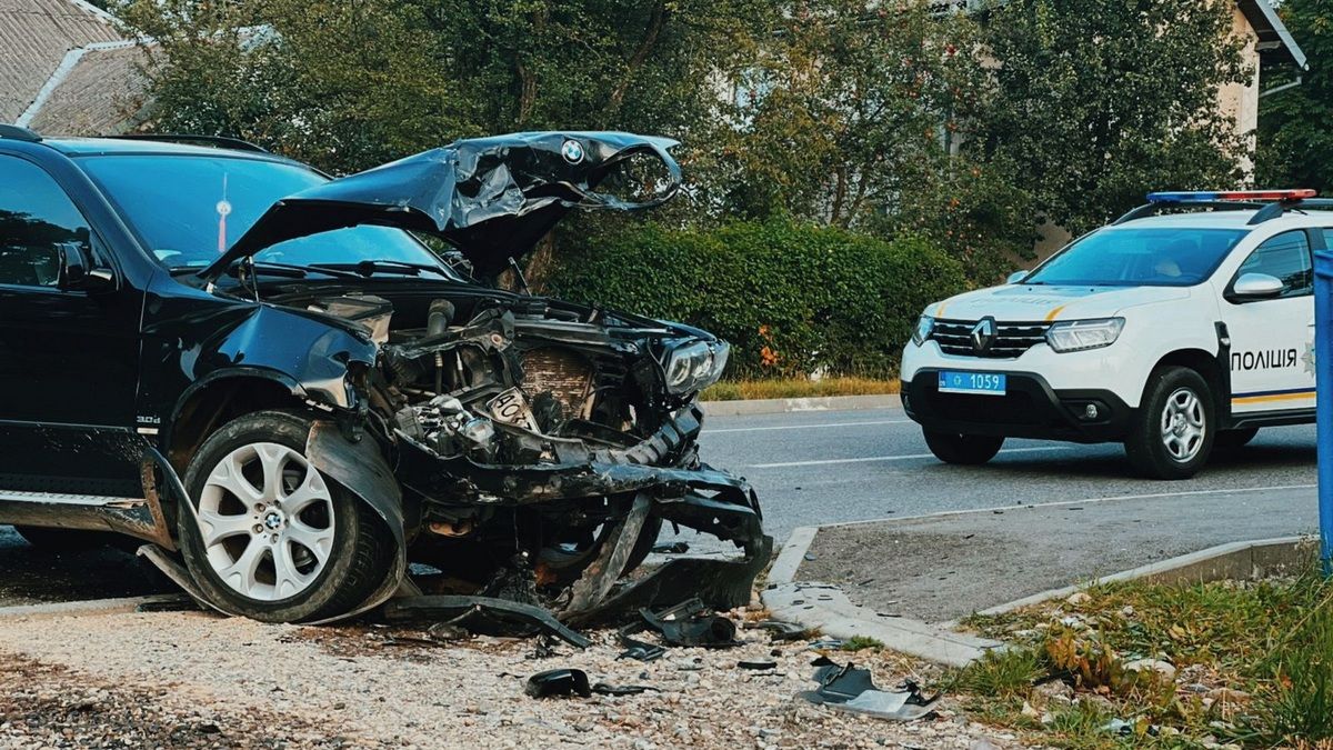 Пасажирка померла у лікарні, троє людей постраждали: деталі автотрощі у Надвірні 2