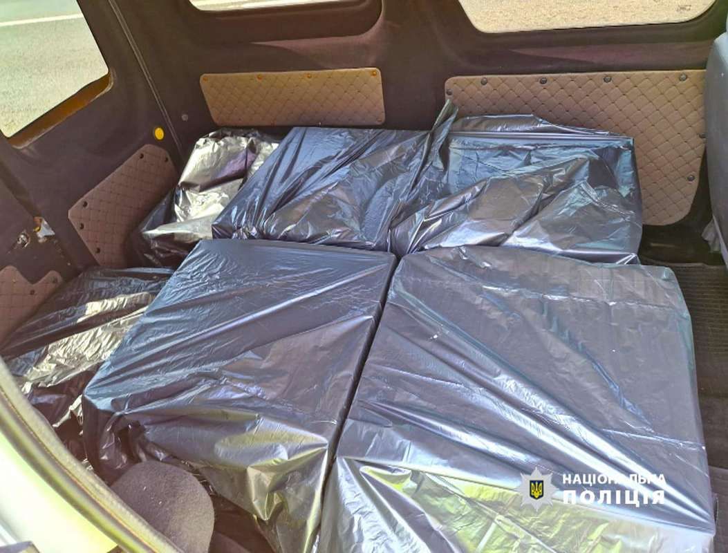 У Снятині місцевий перевозив в автівці 5000 пачок контрафактних цигарок 1