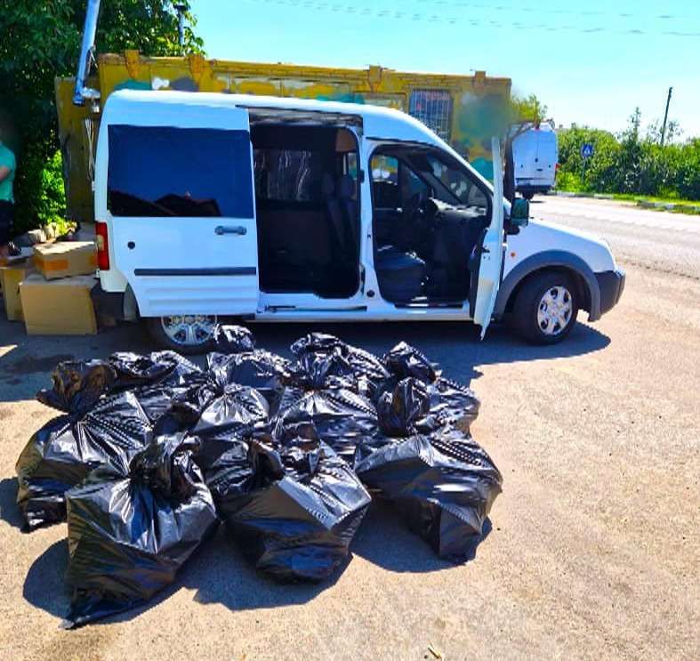 У Снятині місцевий перевозив в автівці 5000 пачок контрафактних цигарок 3