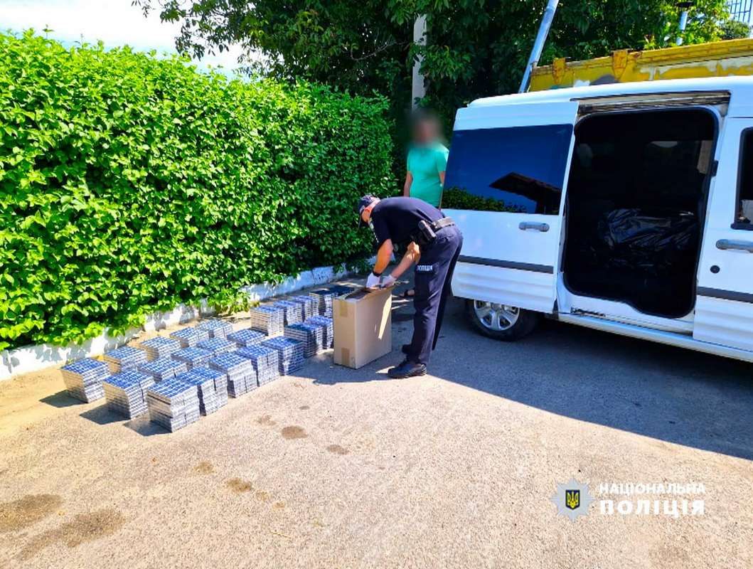 У Снятині місцевий перевозив в автівці 5000 пачок контрафактних цигарок 2