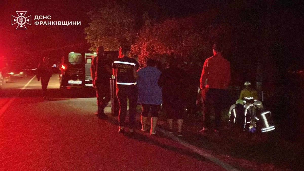 Нічна смертельна ДТП у Делятині: перекинувся автомобіль із дорослими та дітьми 1