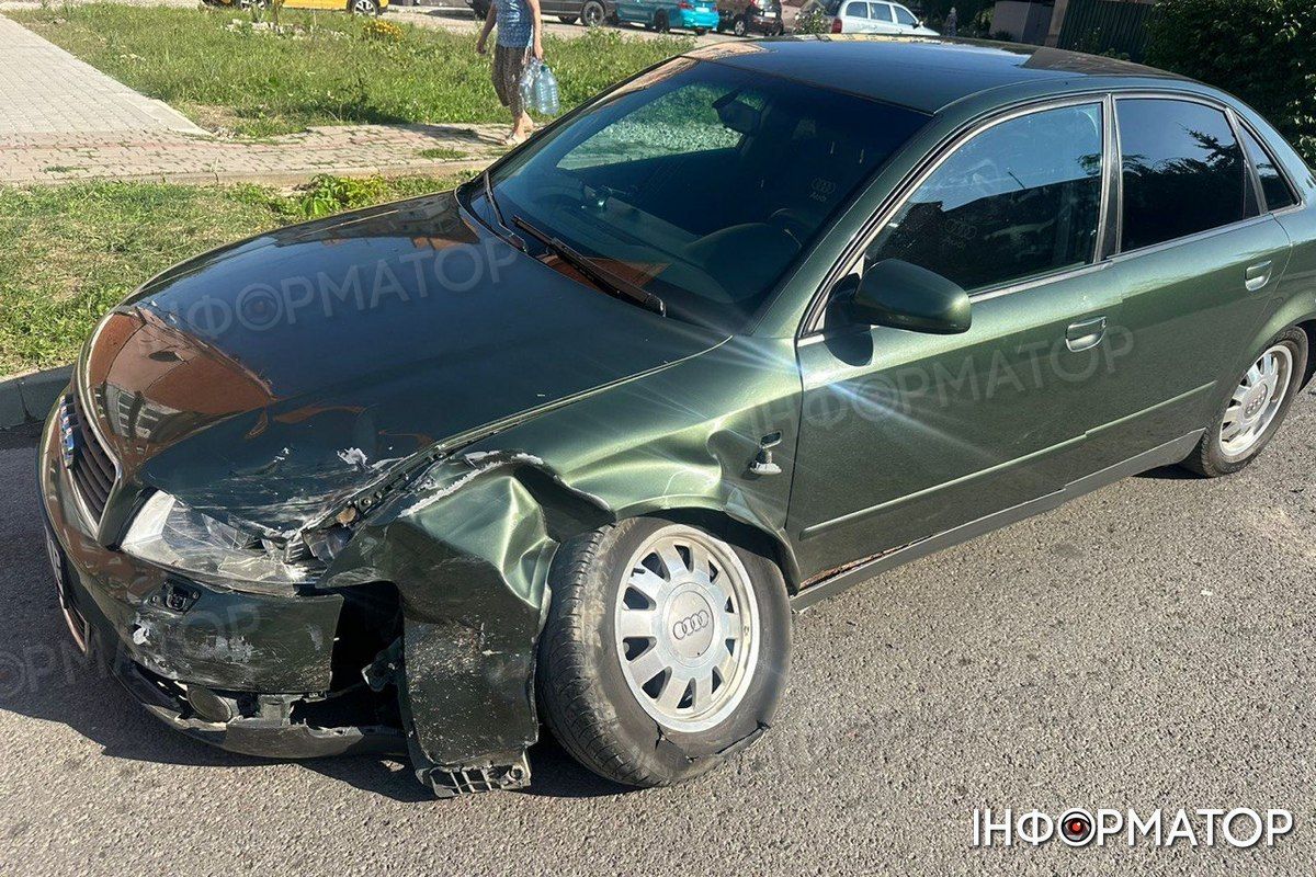 У Коломиї сталась ДТП на вул. Лисенка, водій втік з місця аварії 3