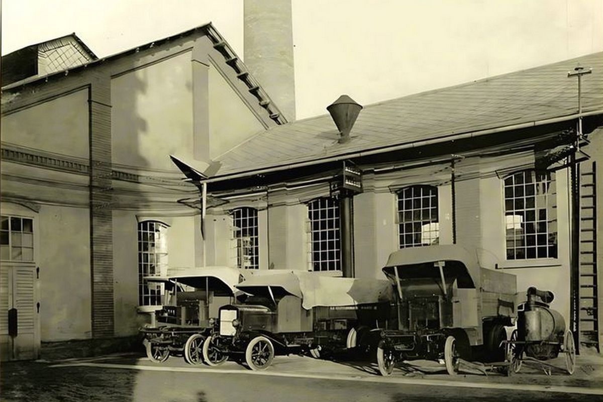 Коломийський бровар у Дятьківцях. 1917 рік. Автомобілі австрійської армії на стоянці біля броварні