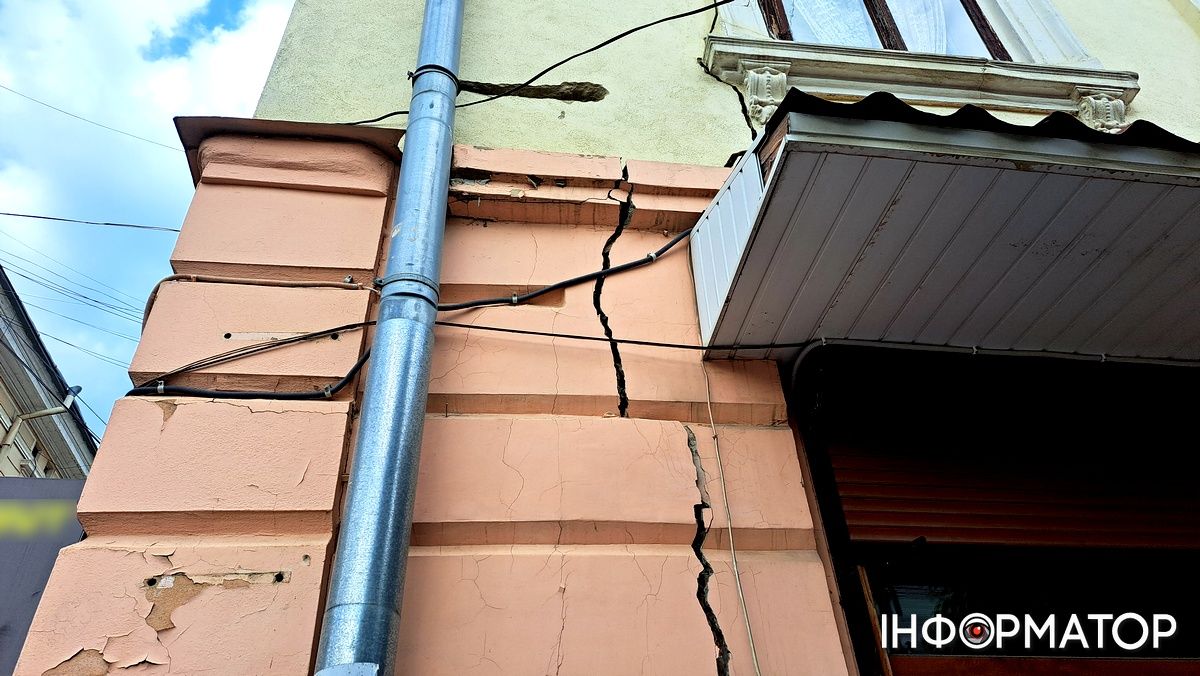 Рятуйте, тріщить! Будівля на стометрівці у Коломиї має ознаки руйнування | ФОТО, ВІДЕО