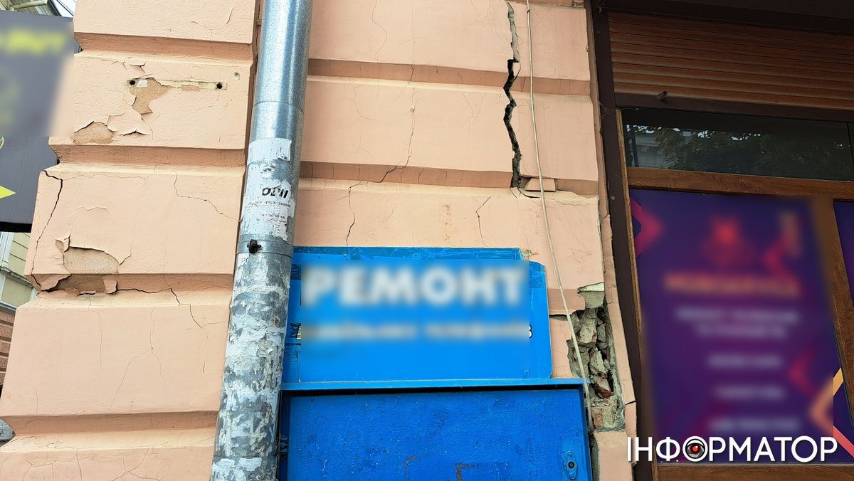 Рятуйте, тріщить! Будівля на стометрівці у Коломиї має ознаки руйнування | ФОТО, ВІДЕО 1