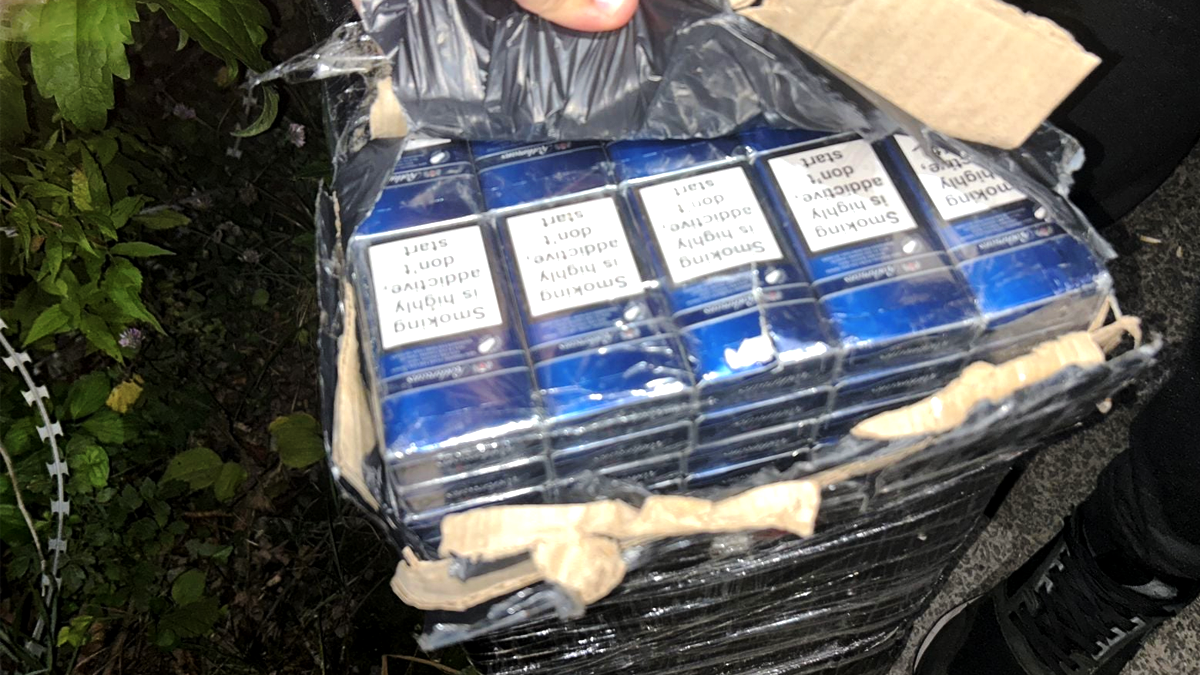 Контрабандисти намагалися за допомогою драбини доправити у Румунію майже 3 тисячі пачок сигарет 2