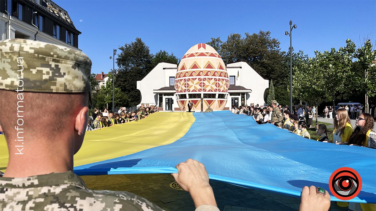 У Коломиї розгорнули 20-метровий стяг до Дня Державного Прапора України 10