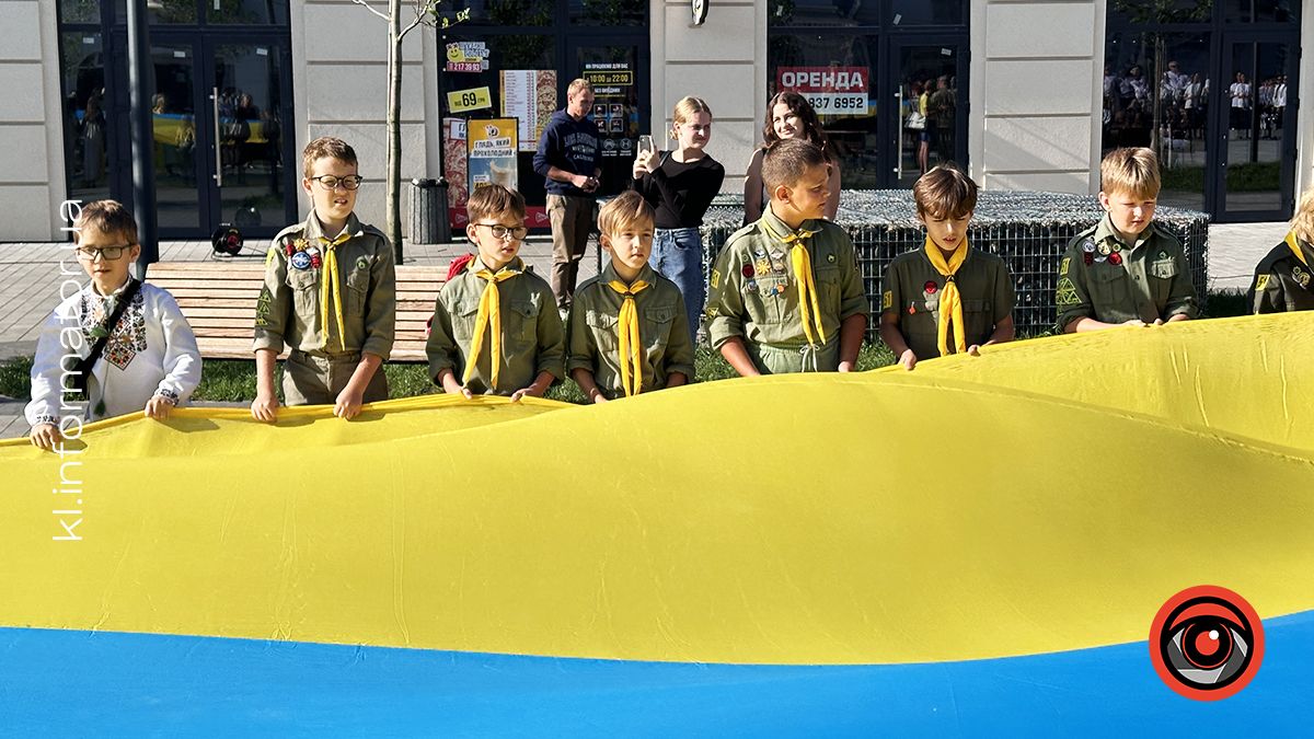 У Коломиї розгорнули 20-метровий стяг до Дня Державного Прапора України 12