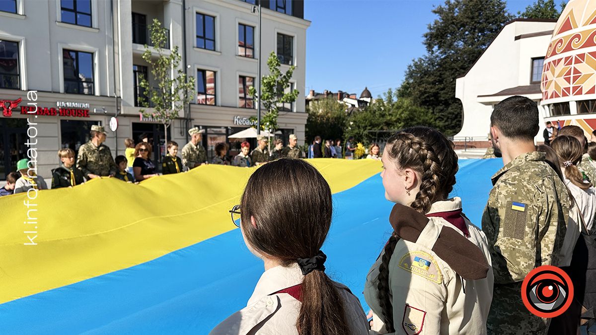 У Коломиї розгорнули 20-метровий стяг до Дня Державного Прапора України 13