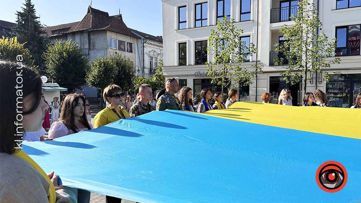 У Коломиї розгорнули 20-метровий стяг до Дня Державного Прапора України 14