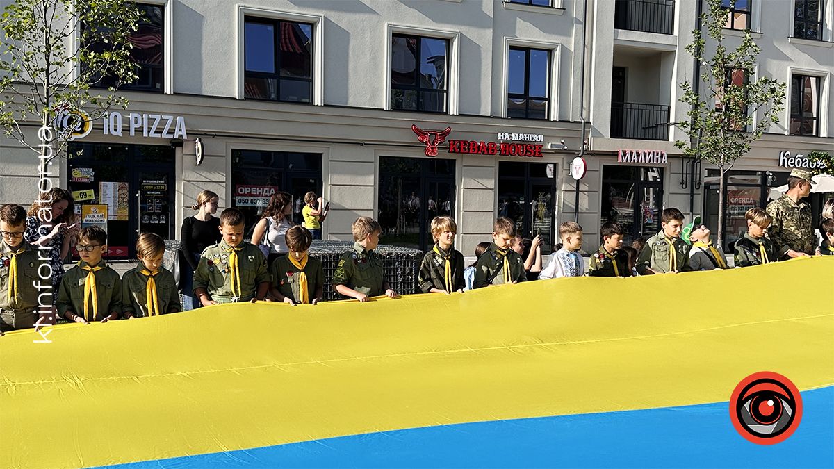 У Коломиї розгорнули 20-метровий стяг до Дня Державного Прапора України 17