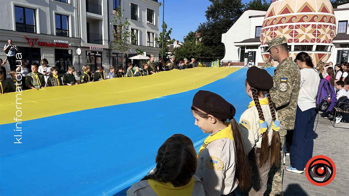 У Коломиї розгорнули 20-метровий стяг до Дня Державного Прапора України 19