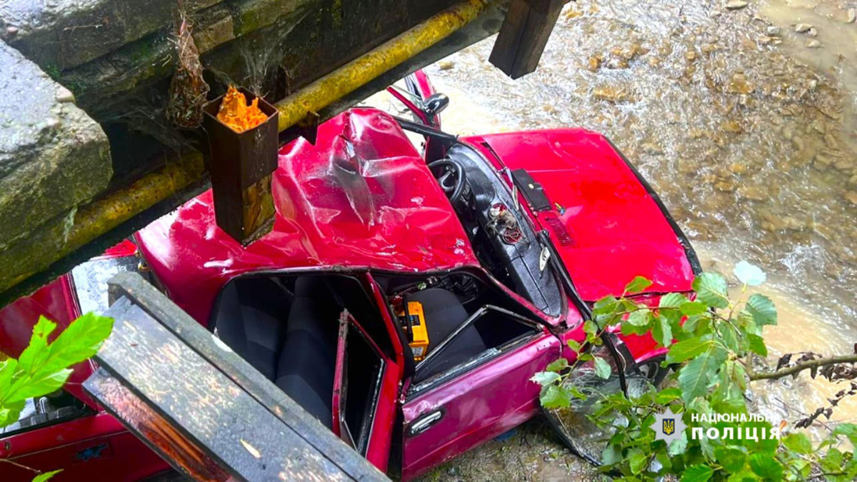 На Косівщині легковик з'їхав з моста в річку та перевернувся на дах 1