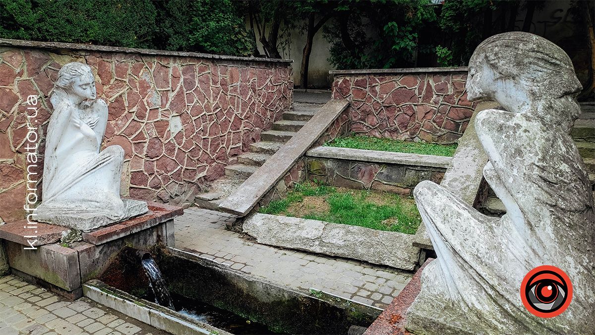 Кляштор втомлений: занедбане монастирське джерело в Коломиї та мистецькі янголи в печалі 4