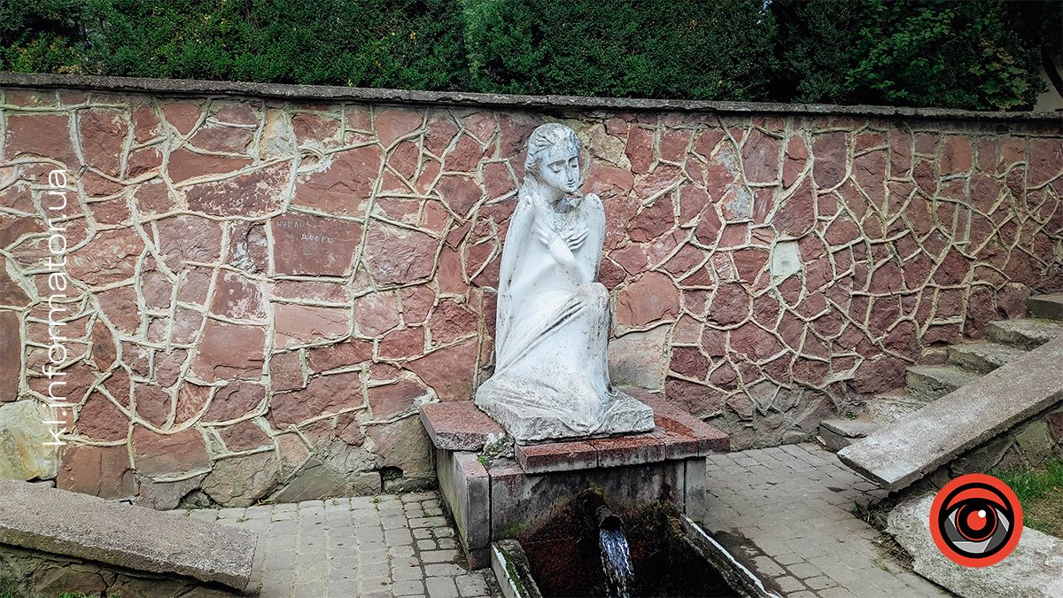 Кляштор втомлений: занедбане монастирське джерело в Коломиї та мистецькі янголи в печалі 1