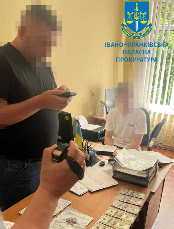 На Франківщині освітянин за хабар мав зробити військовозобов'язаного студентом 1