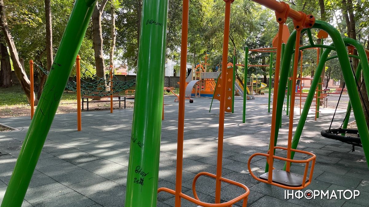 Розпещений вандалізм: дитячий майданчик за 1,5 млн грн понищили за рік | ВІДЕО 3