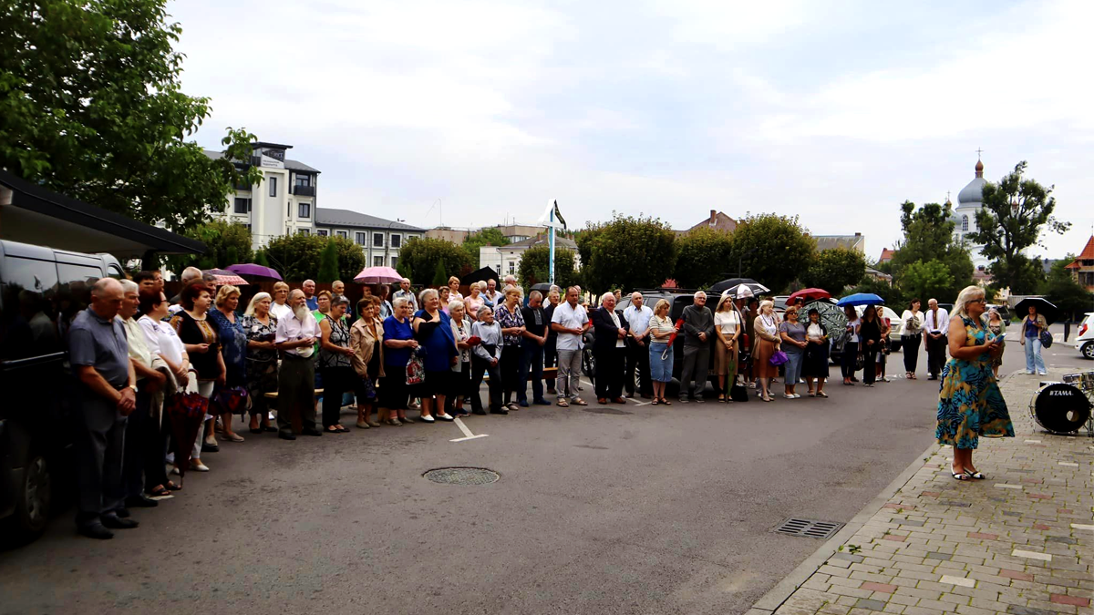 У Коломиї на фасаді ліцею №1 відкрили скульптурний барельєф Євгена Іваничука 2