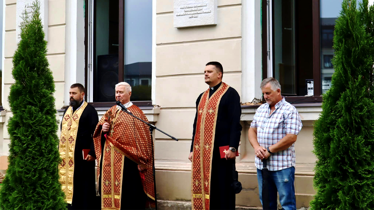 У Коломиї на фасаді ліцею №1 відкрили скульптурний барельєф Євгена Іваничука 3