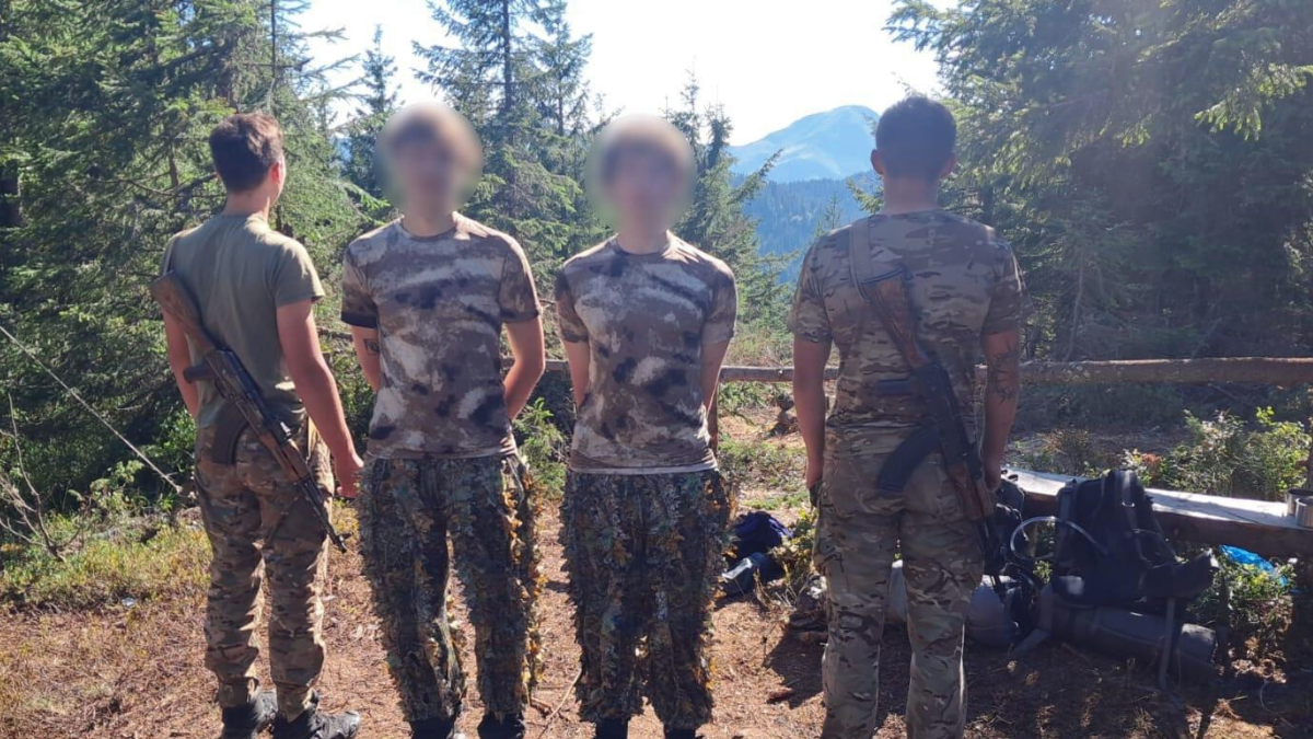 Штани "кікімори" та шльопанці: двоє прикарпатців через гори чимчикували в Румунію
