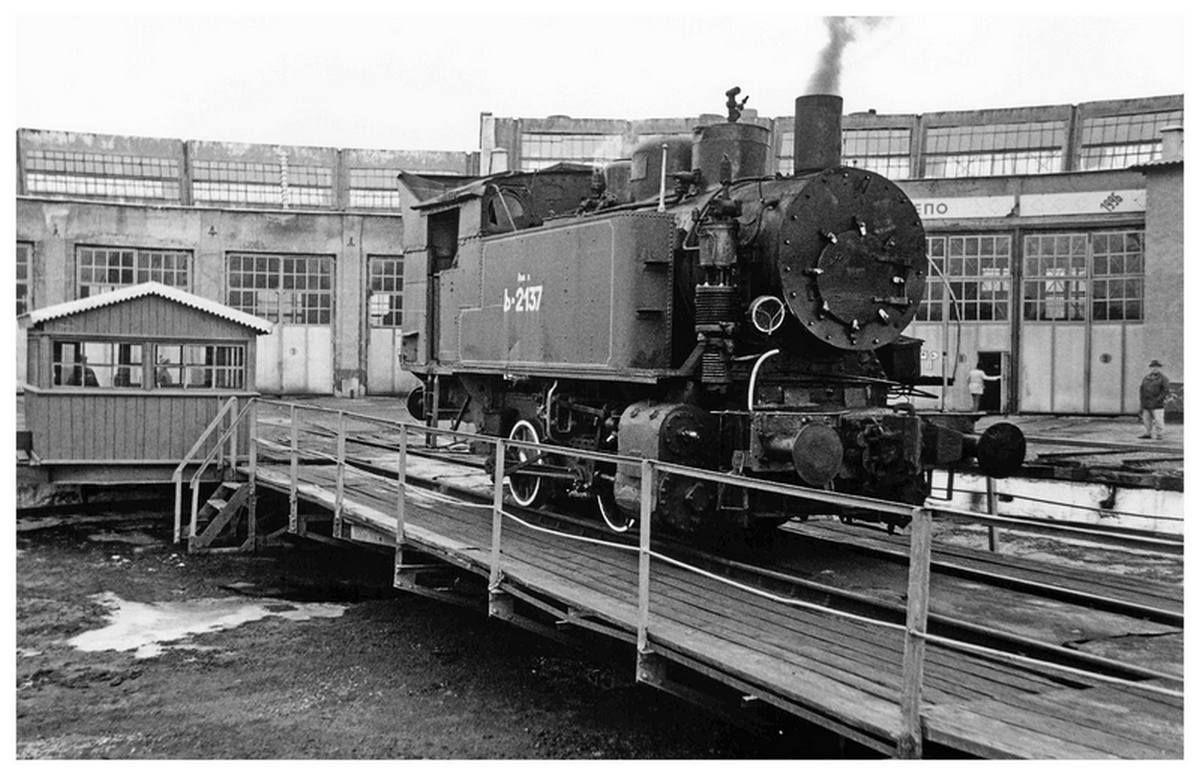 Коломия. На території віялового депо. Ukraine 5 ft Gauge. Kolomika Loco shed. 0-4-0 T, b 2137 . Thought to be one of six built by Beyer Peacock in1932.. 01/03/2000.