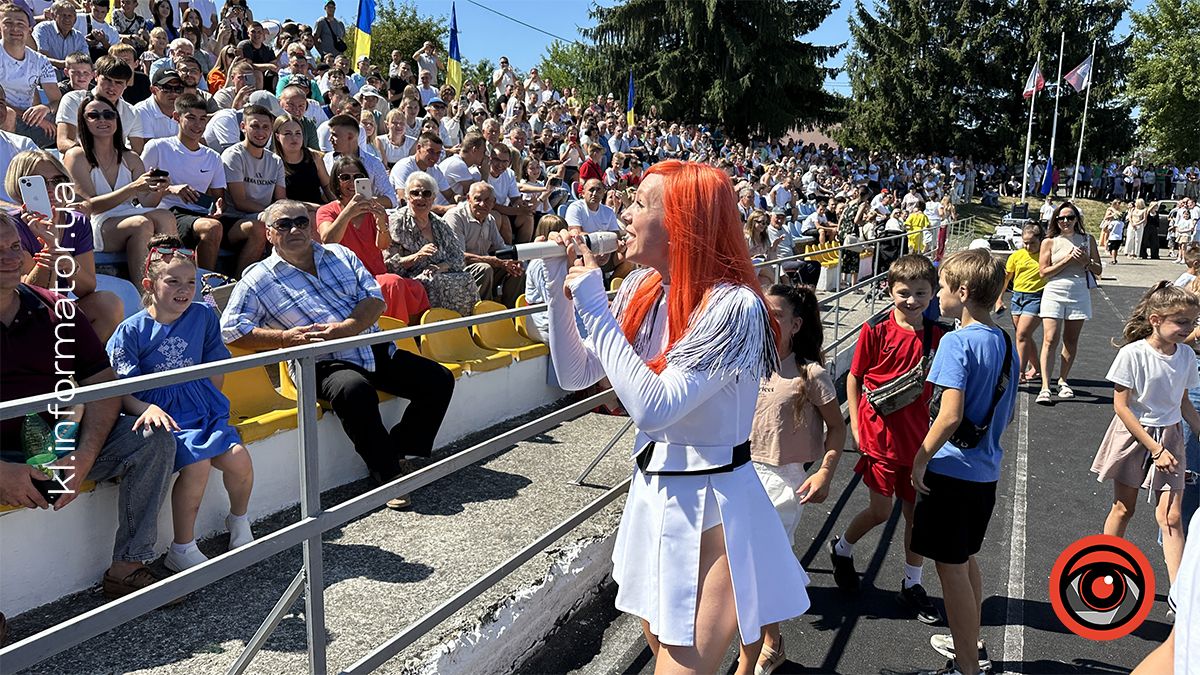 Світлана Тарабарова перед матчем Динамо-Пробій привітала мешканців Городенки | ВІДЕО 3