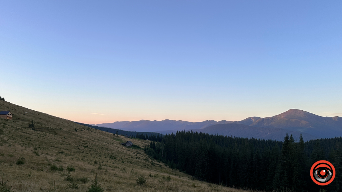 Магія ранку в горах: зоряне небо і золотий схід сонця в Карпатах 9