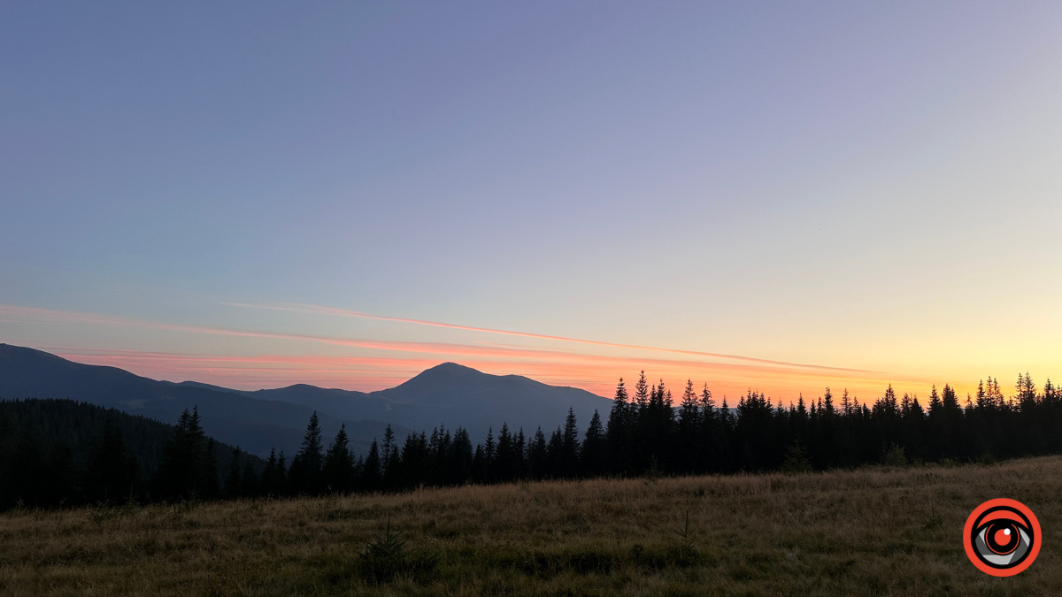 Магія ранку в горах: зоряне небо і золотий схід сонця в Карпатах 6