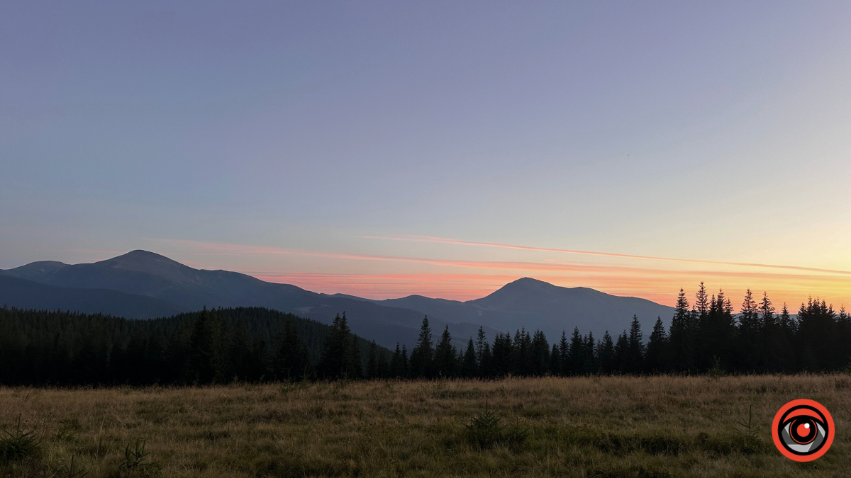 Магія ранку в горах: зоряне небо і золотий схід сонця в Карпатах 7