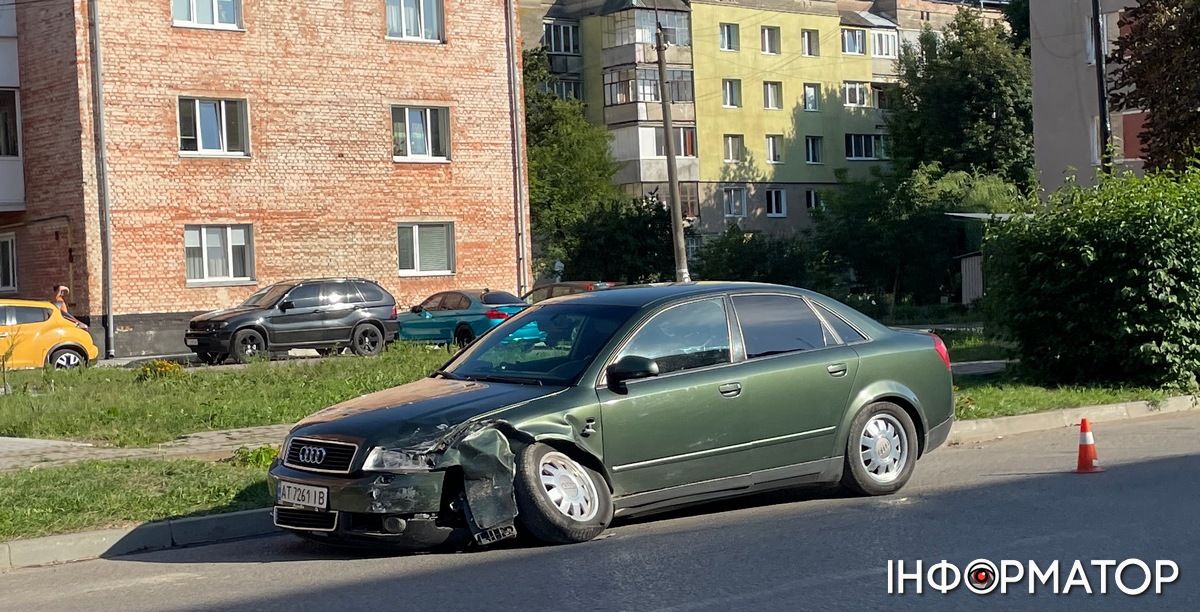 У Коломиї сталась ДТП на вул. Лисенка, водій втік з місця аварії 1