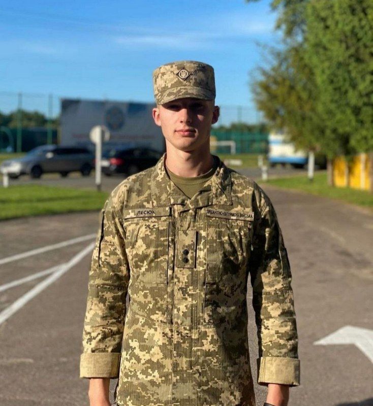 У Княждворі численна громада навколішки зустрічала Героя Максима Лесюка 1