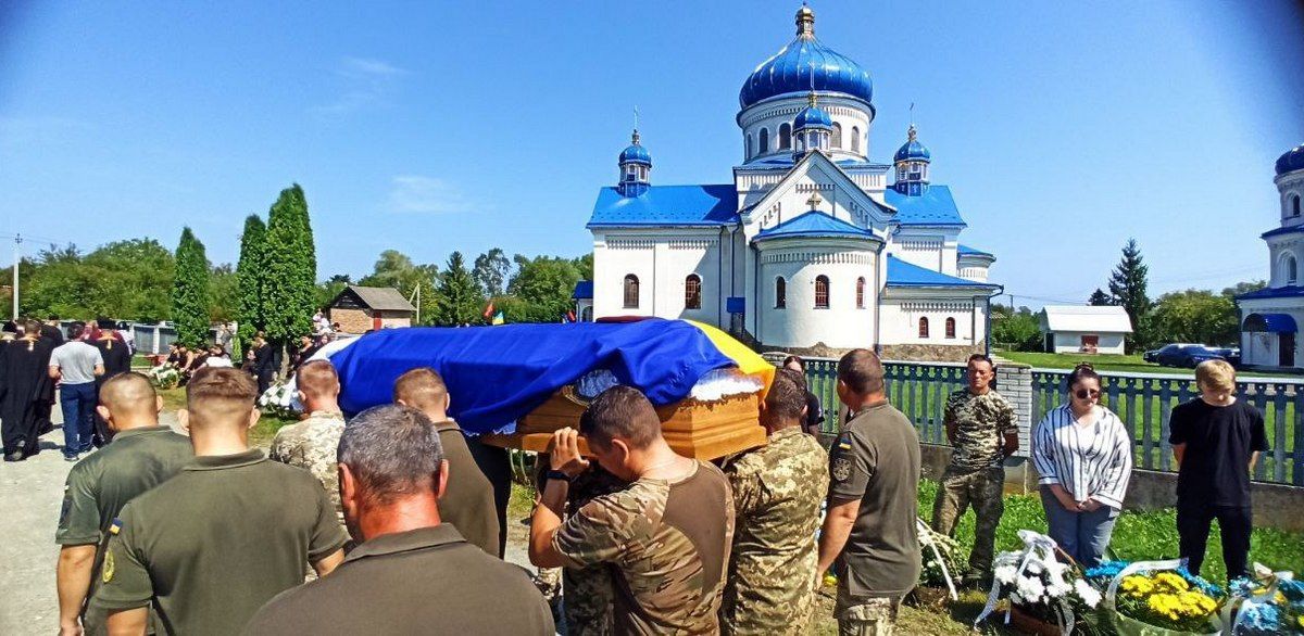 Навіки 21: на Коломийщині в останній земний шлях провели Героя Максима Лесюка 3