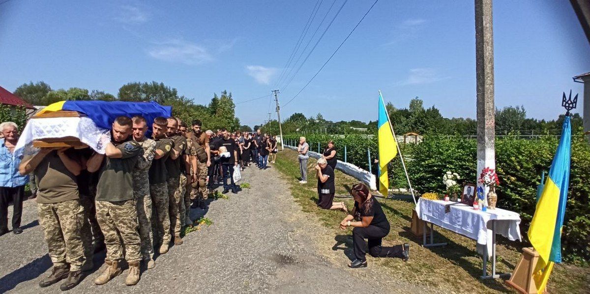 Навіки 21: на Коломийщині в останній земний шлях провели Героя Максима Лесюка 1