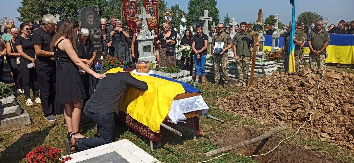 Навіки 21: на Коломийщині в останній земний шлях провели Героя Максима Лесюка 5