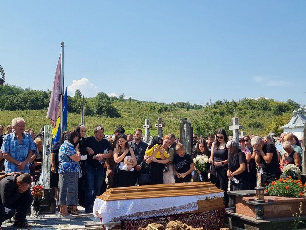 Навіки 21: на Коломийщині в останній земний шлях провели Героя Максима Лесюка 6