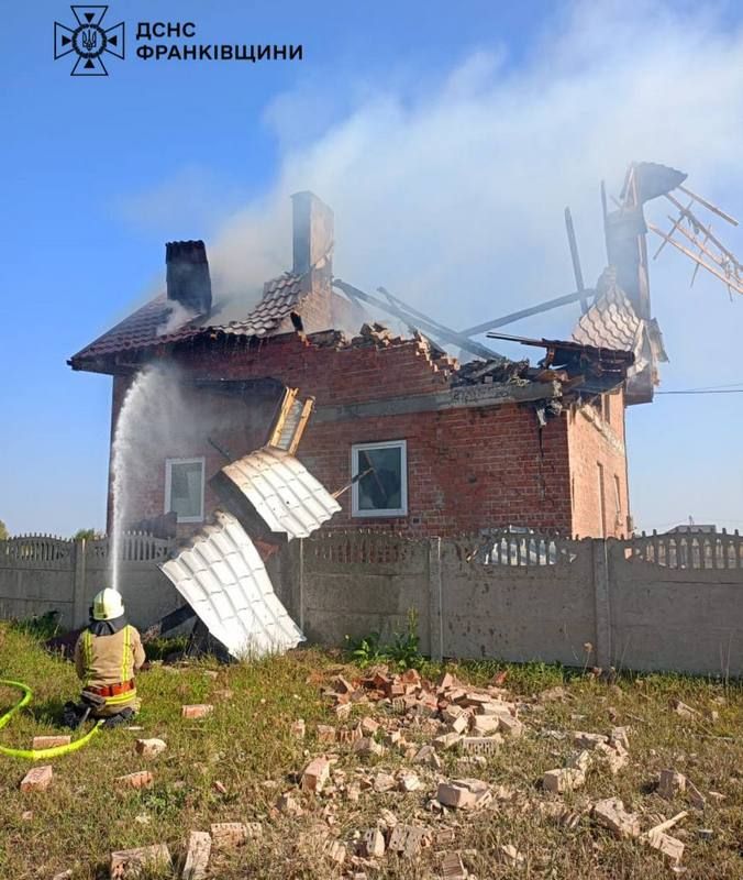 На Прикарпатті через падіння уламків ракет спалахнули пожежі 1